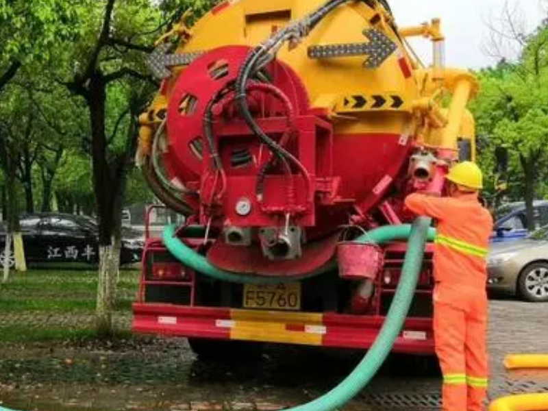 昆明安宁市专业抽粪抽化粪池隔油池清洗高压清洗管道