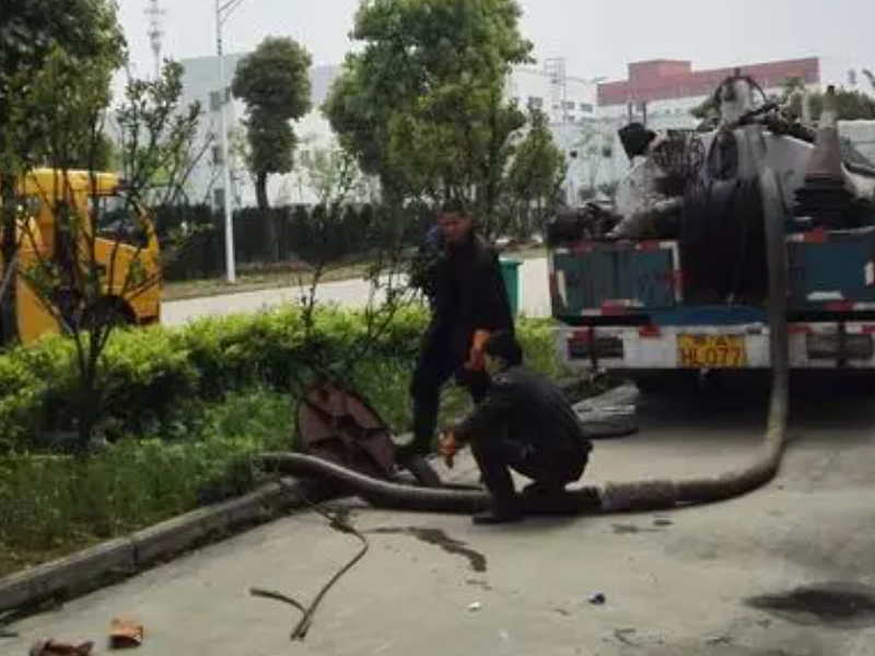 昆明安宁市大型环卫车清理化粪池清理污水池 设备齐全值得信赖